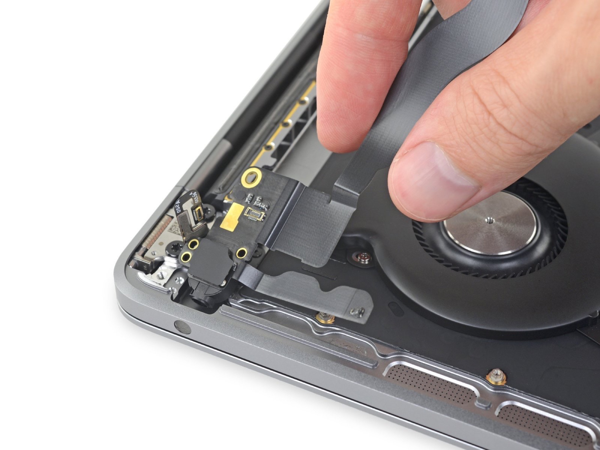 SSD soudée et batterie gonflée pour le dernier MacBook Pro 13