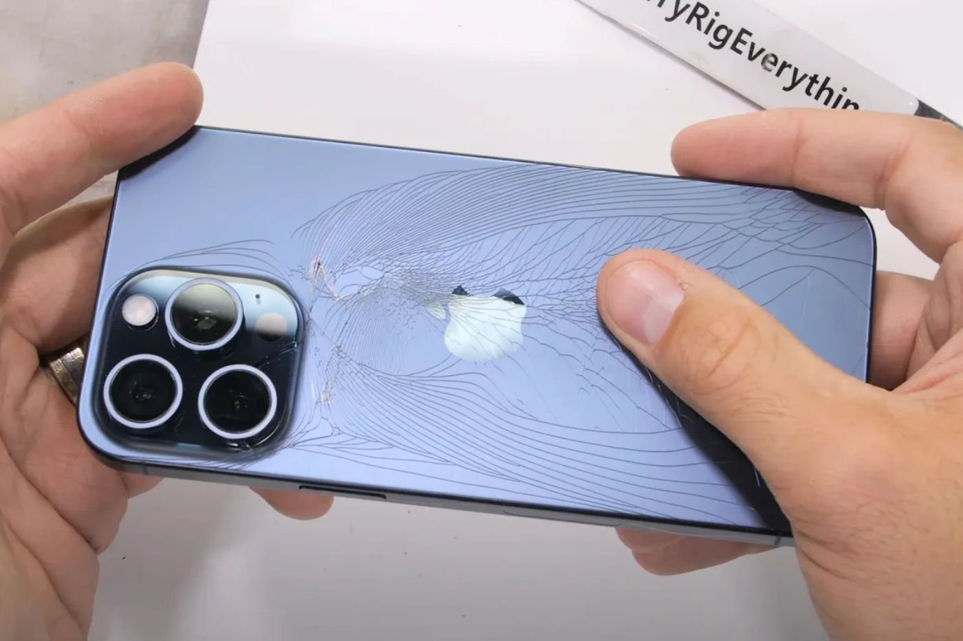 Les utilisateurs de l'iPhone 15 Pro Max rencontrent des problèmes de  brûlure d'écran
