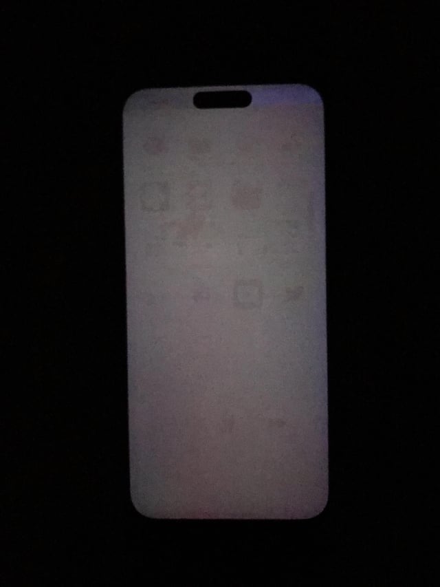 iPhone 15 : rayures, mauvais alignement de l'écran, certains