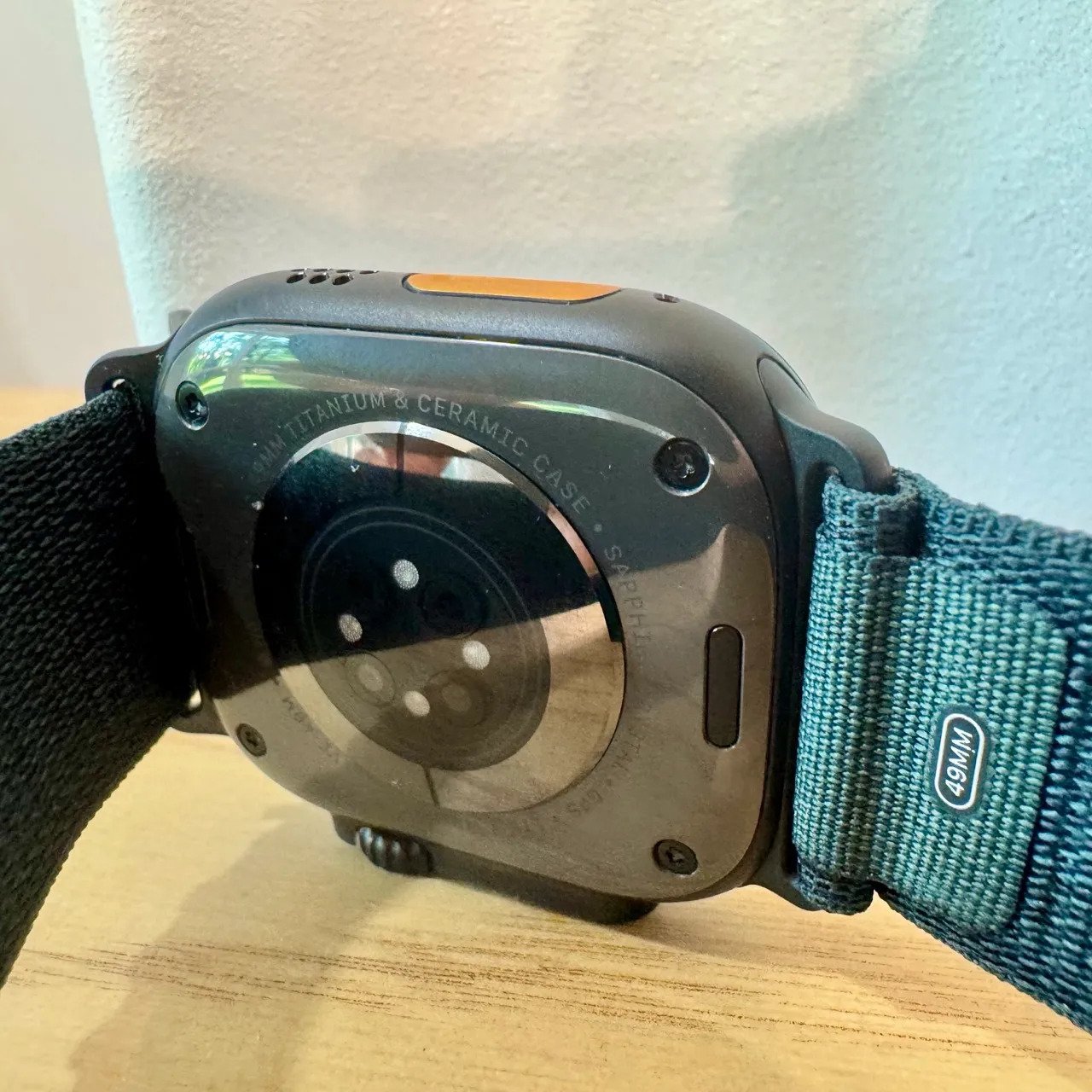 Apple Watch Ultra 2 titane noir arrière