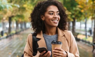 Femme téléphone café