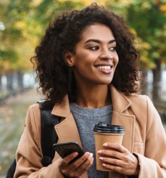 Femme téléphone café