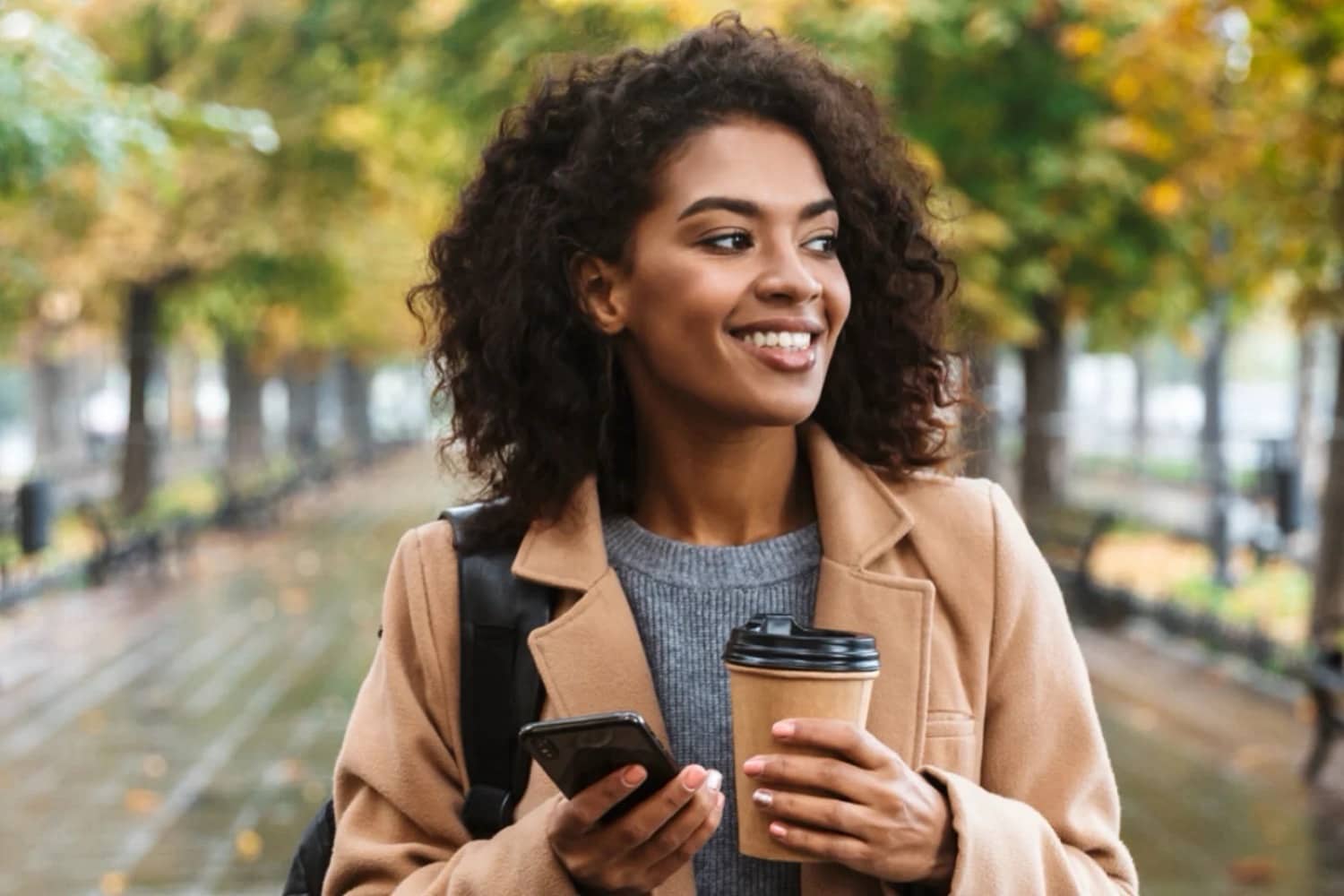 Femme téléphone café