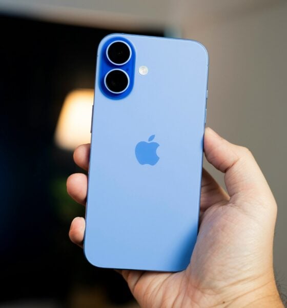 iPhone 16 bleu de dos