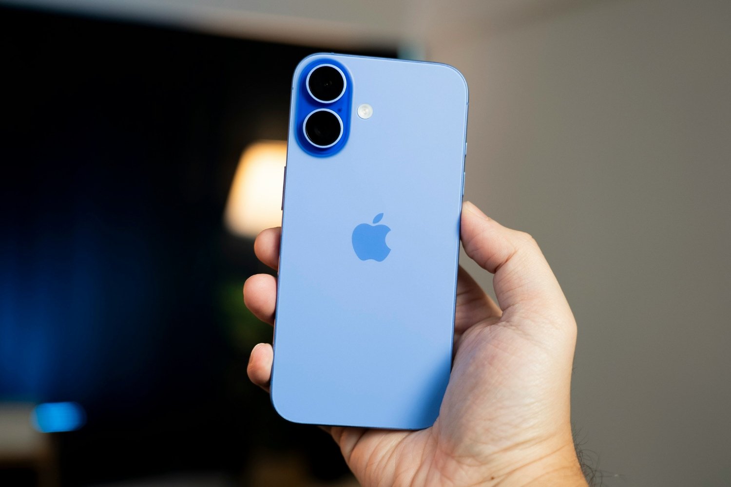 iPhone 16 bleu de dos