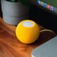 Homepod mini jaune bureau domotique maison connectée