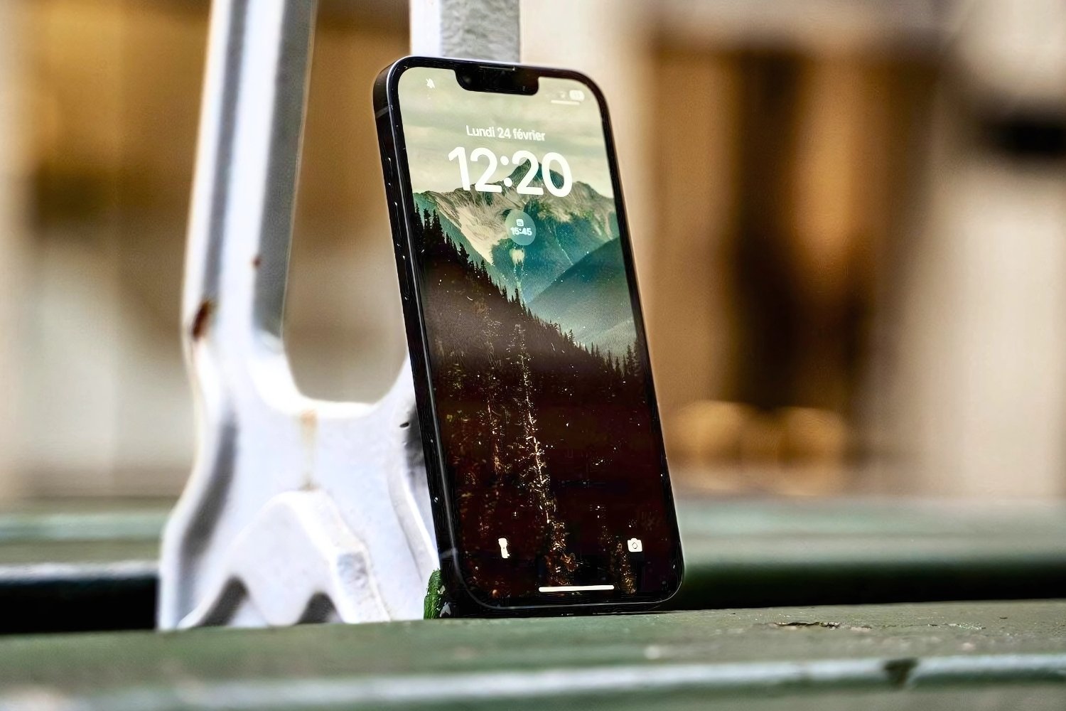 iPhone 16e sur un banc