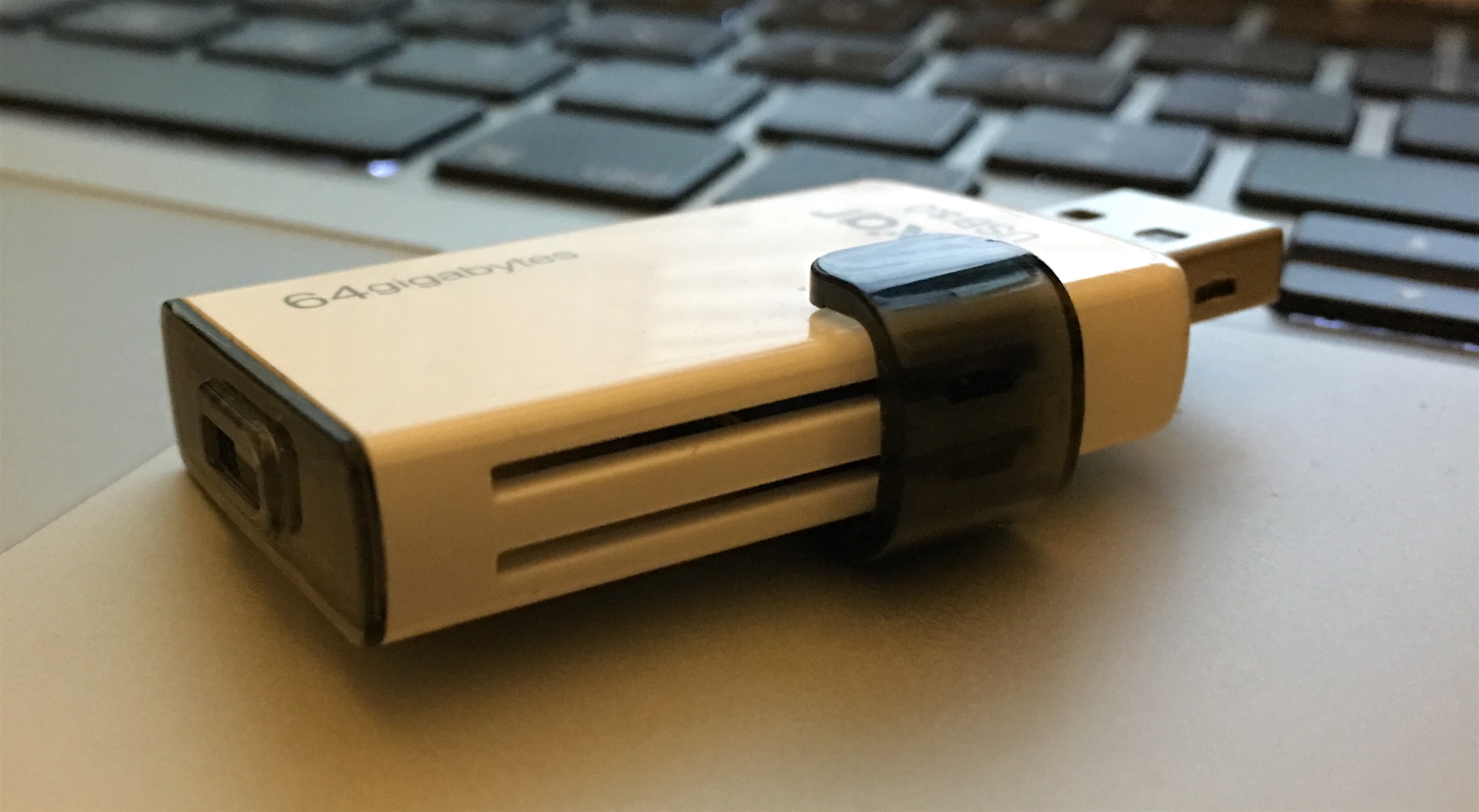 Test de la clé USB iPhone/iPad déguisée en câble de recharge : Lexar  JumpDrive C20i