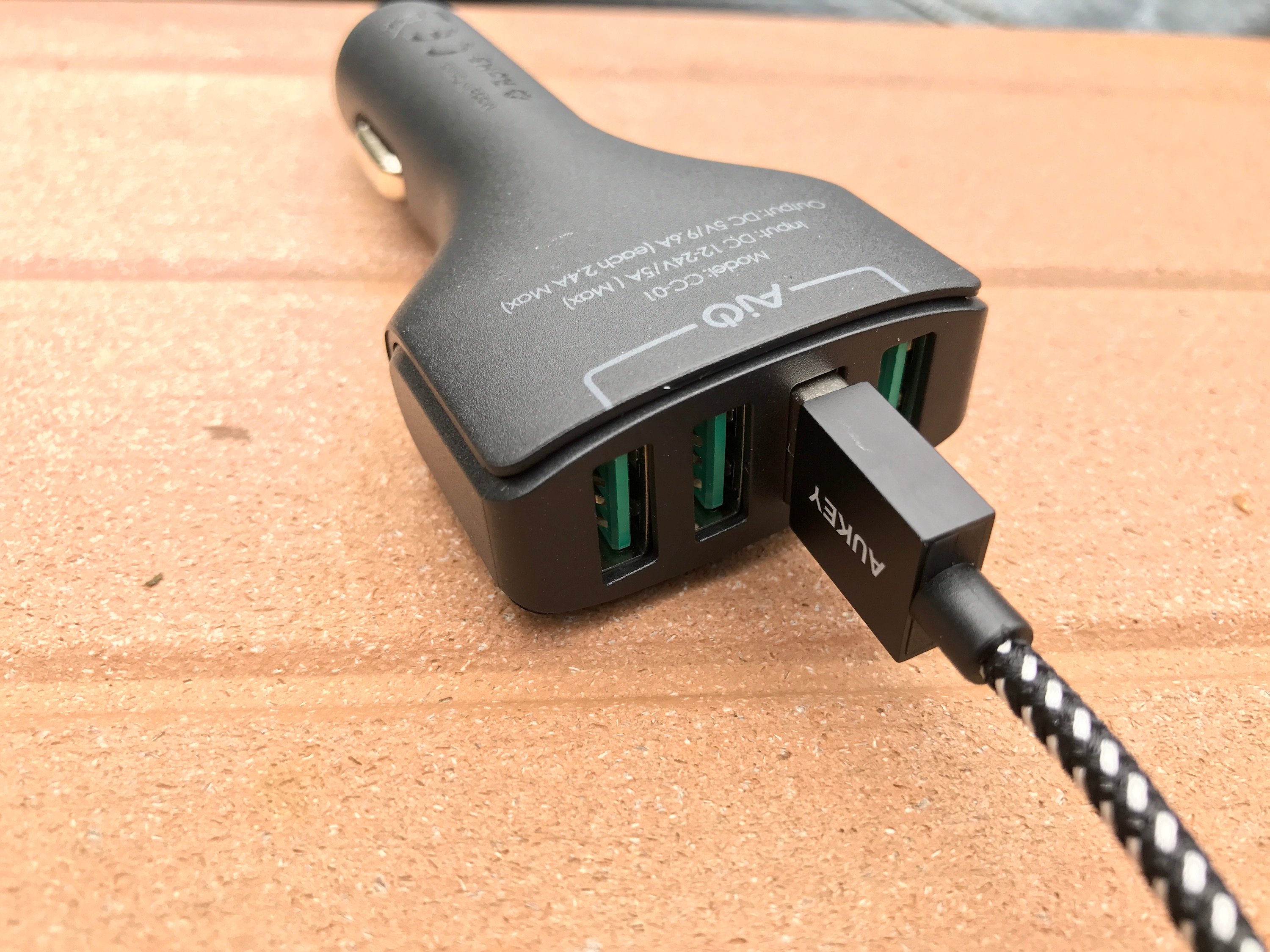 Chargeur allume-cigare 12V/24V 4 ports USB