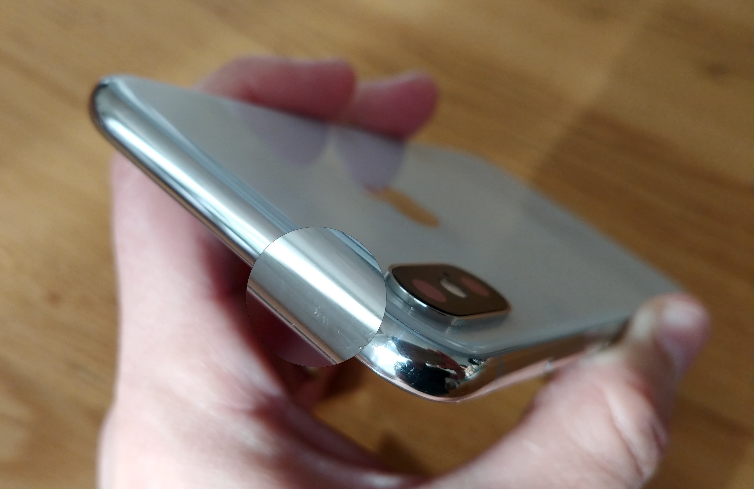 Comment effacer des rayures sur le tour chromé de l'iPhone X/XS argent :  produit et photos !