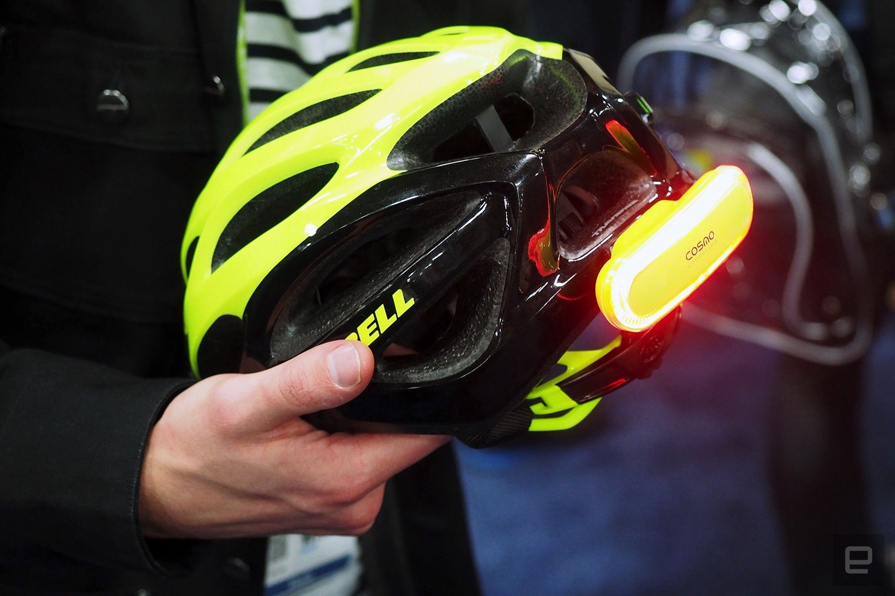 Sécurité à vélo : l'indicateur lumineux connecté pour casque de cycliste  signale changement de direction, chute et plus